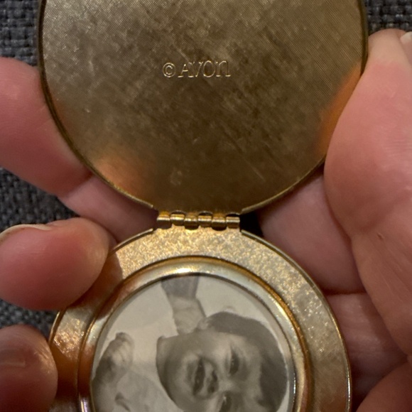 Avon Floralpoint locket - Picture 3 of 11